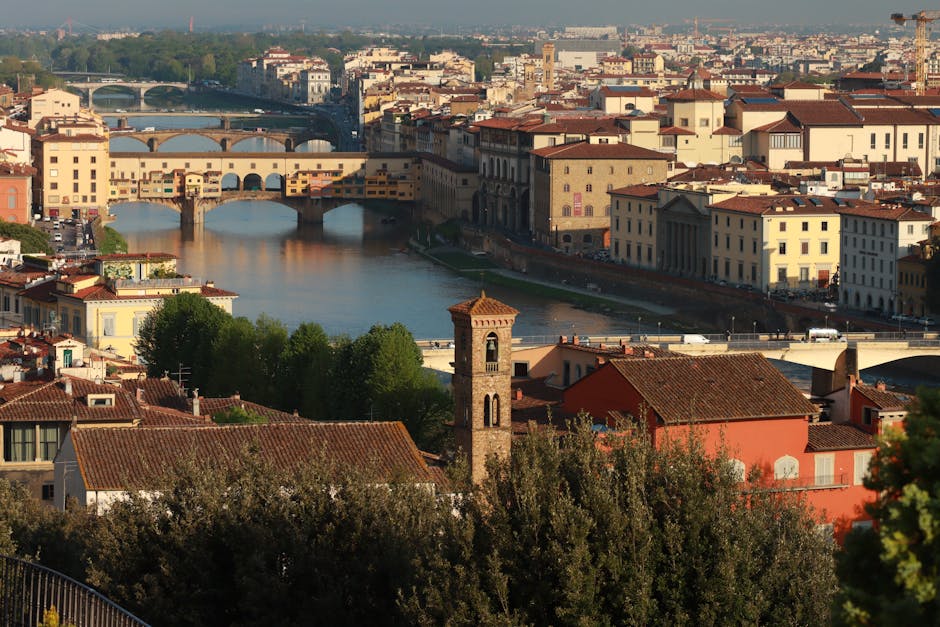 Balade culturelle : églises sur l'Arno 5 Arno riverbank morning Florence pedestrians
