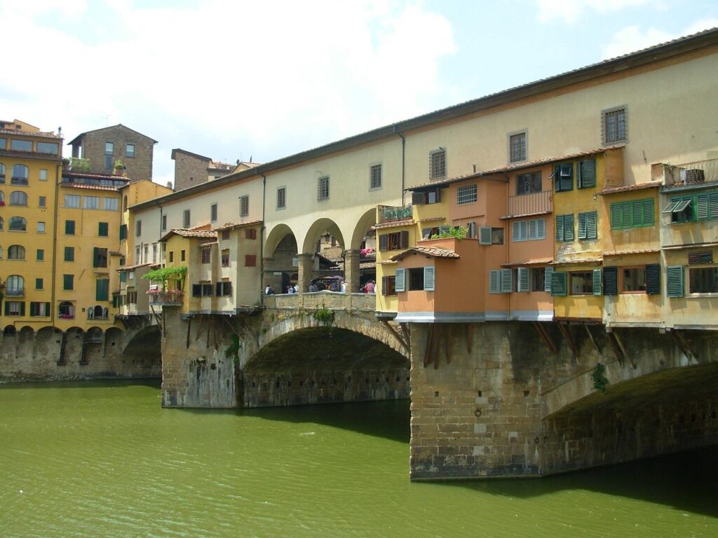 arno river flood sandbagging near ponte vecchio