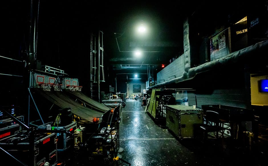Guide VIP : accéder aux coulisses des festivals 5 florence backstage theatre corridor dimly lit