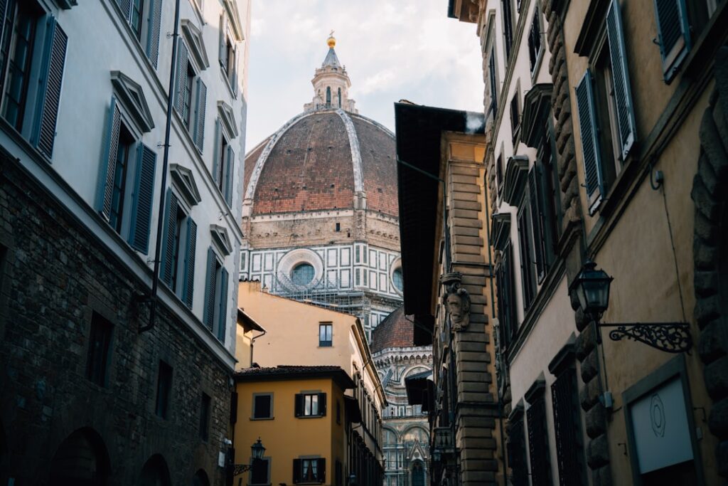 Shopping et patrimoine : marchés historiques 5 florence duomo visible from narrow alleyway