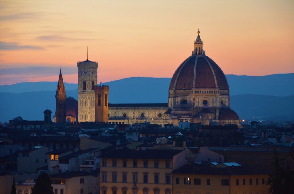 Journée bien-être : yoga et nature près de Florence 9 florence duomo sunset silhouette over skyline