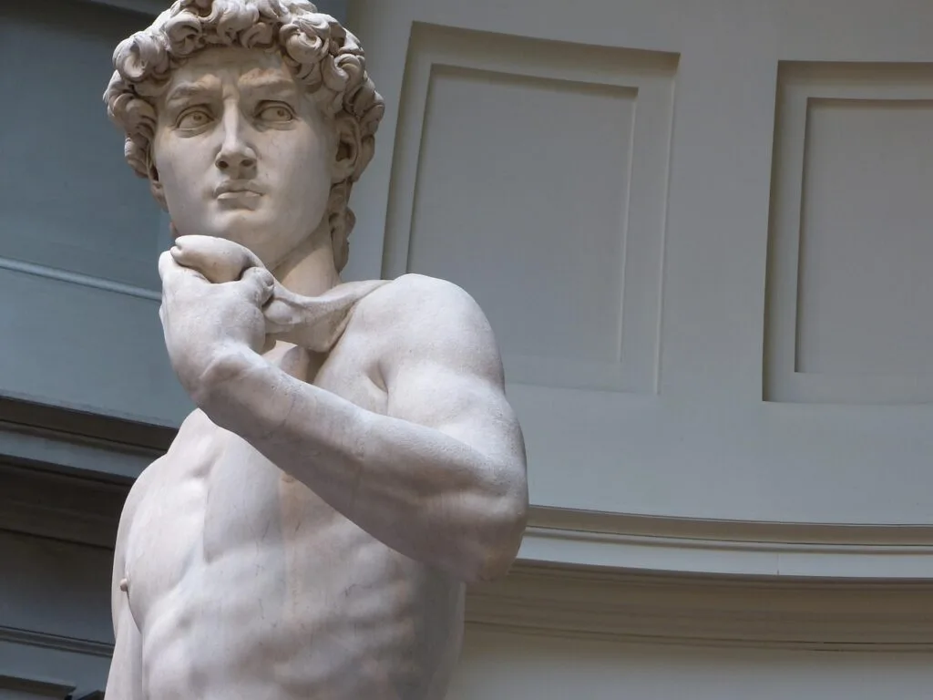 Detailansicht von Michelangelos David mit markanter Hand und Brust, Florenz