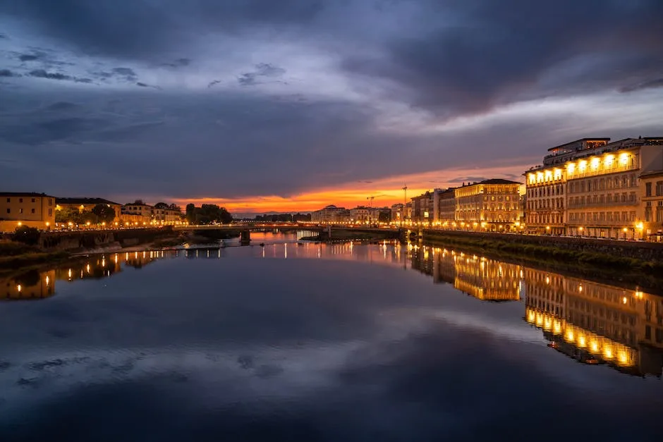 Coucher de soleil sur l'Arno à Florence, façades illuminées et reflet