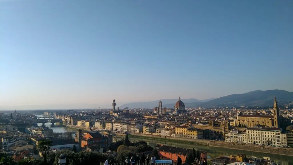 Panoramablick auf Florenz mit Dom, Ponte Vecchio und Arno bei Sonnenlicht