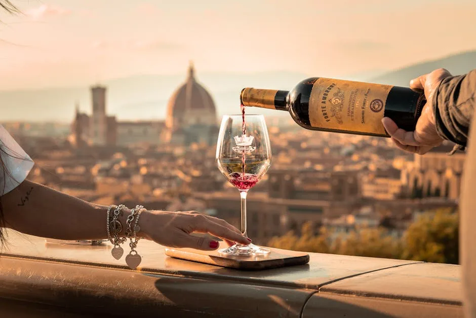 Rotwein wird ins Glas gegossen vor der Florentiner Skyline mit Dom