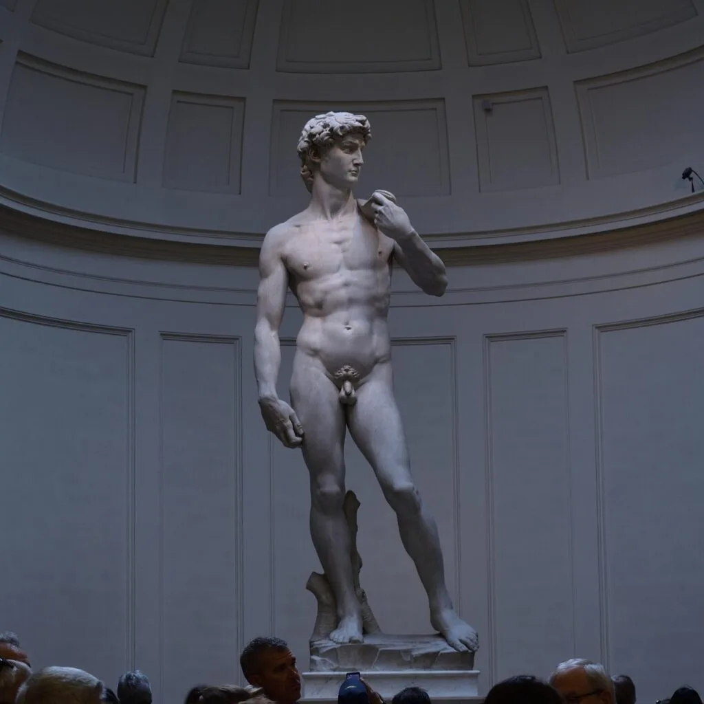 Die David-Statue von Michelangelo in der Accademia mit Besuchern, Florenz