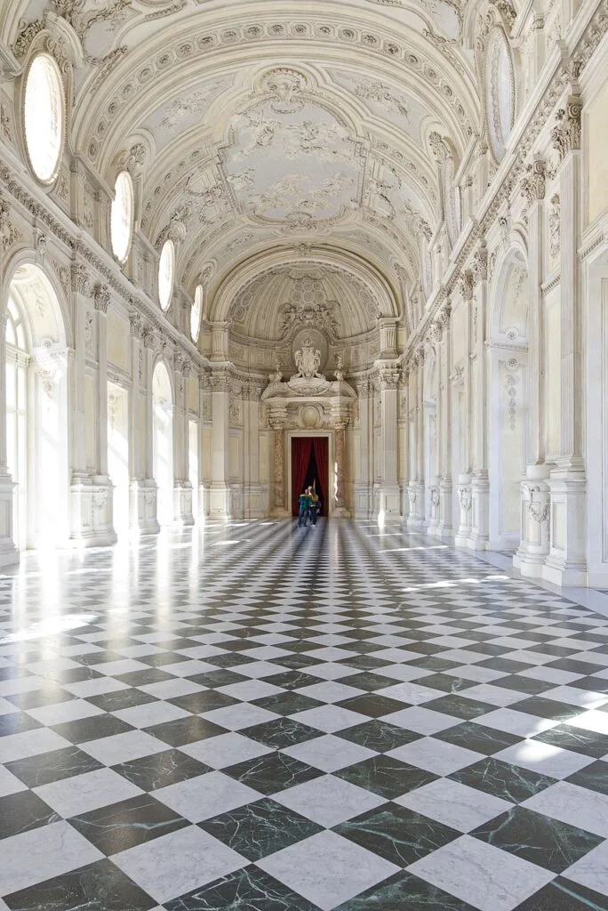 Prächtiger Säulensaal mit Schachbrettmarmorfußboden in Florenz