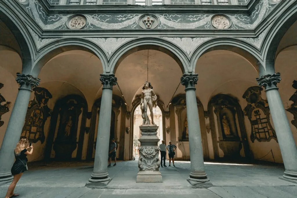 Innenhof und Skulpturen im Bargello, Florenz