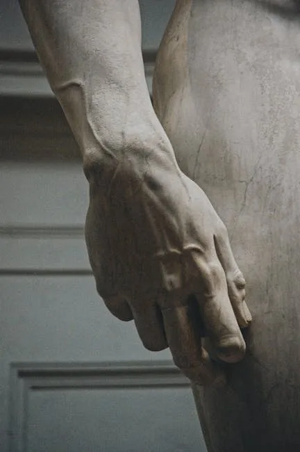 Gros plan sur une main en marbre d'une statue exposée à Florence