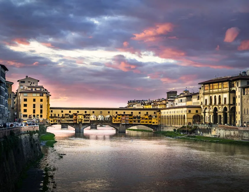 Ponte Vecchio traversant l'Arno à Florence sous un ciel rose