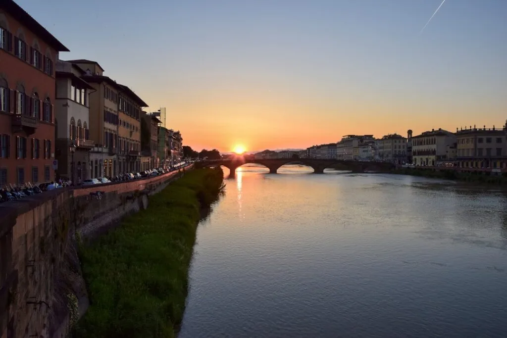 Coucher de soleil sur l'Arno et les façades de Florence.