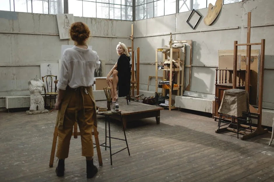 Atelier d'art à Florence avec modèle assis et artiste au chevalet
