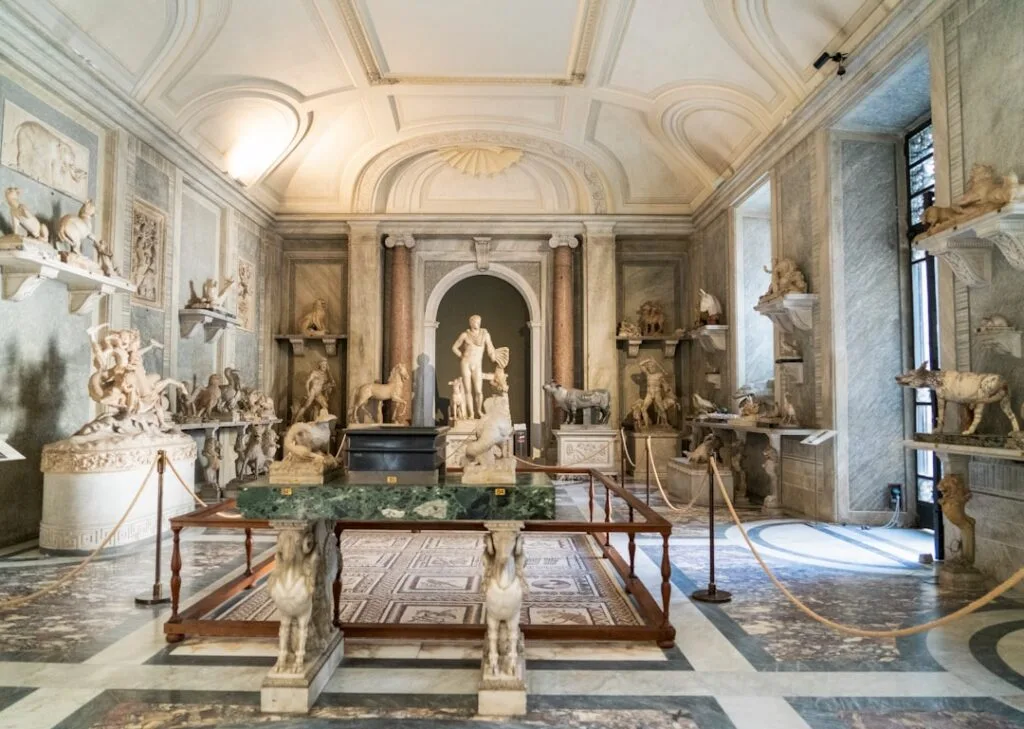 Prächtiger Museumsraum mit antiken Marmorstatuen und Säulen in Florenz