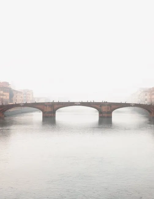 Pont sur l'Arno enveloppé de brume à Florence.
