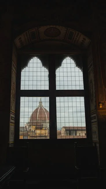 Blick auf die Kuppel von Florenz durch ein verziertes Fenster.