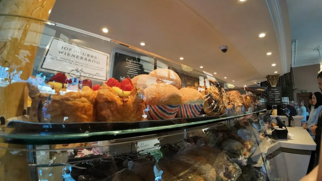 Auslage der Patisserie im Caffè Gilli am Morgen mit Kundschaft