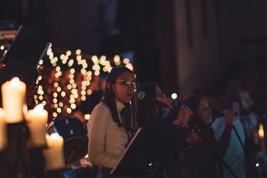 Choriste chantant devant bougies et guirlandes lumineuses lors d'un concert à Florence