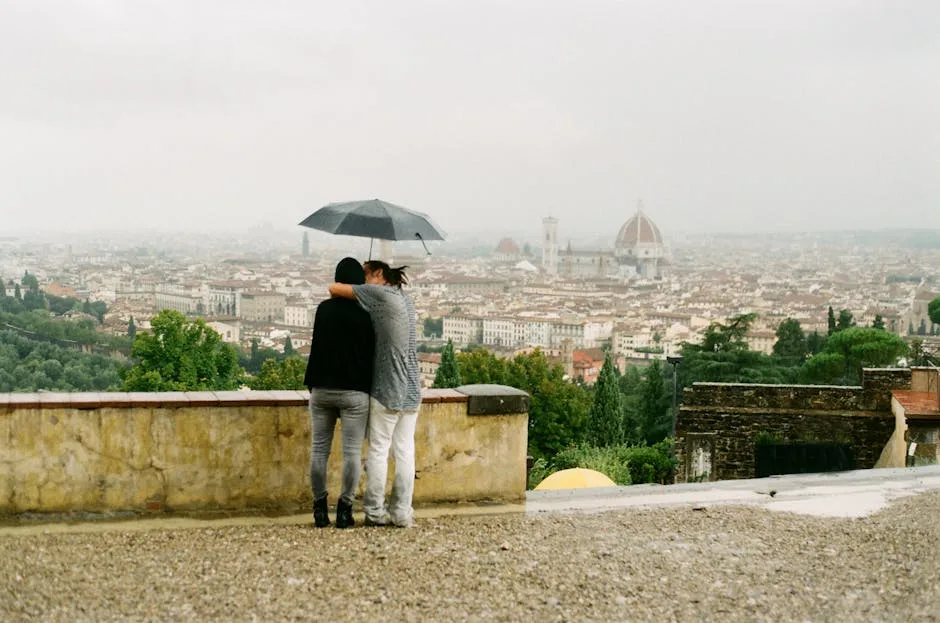 Couple enlacé sous parapluie contemplant la vue de Florence