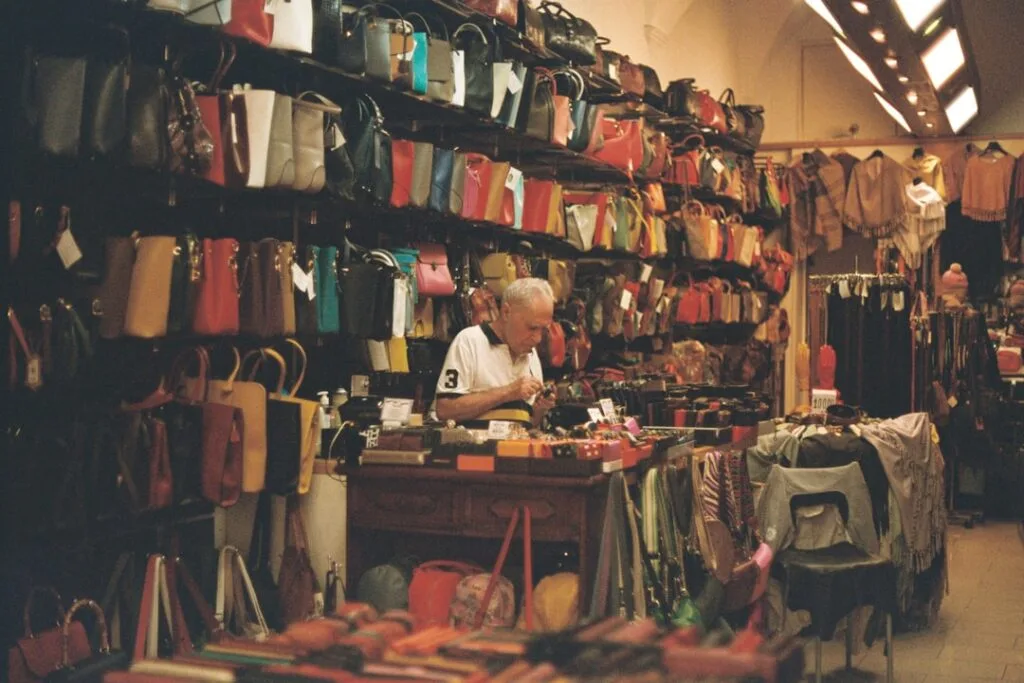 Étalage dense de sacs et accessoires en cuir dans une boutique florentine