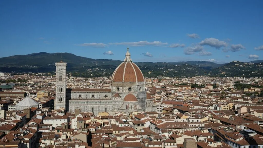 Vue aérienne du Duomo de Florence et toits rouges environnants