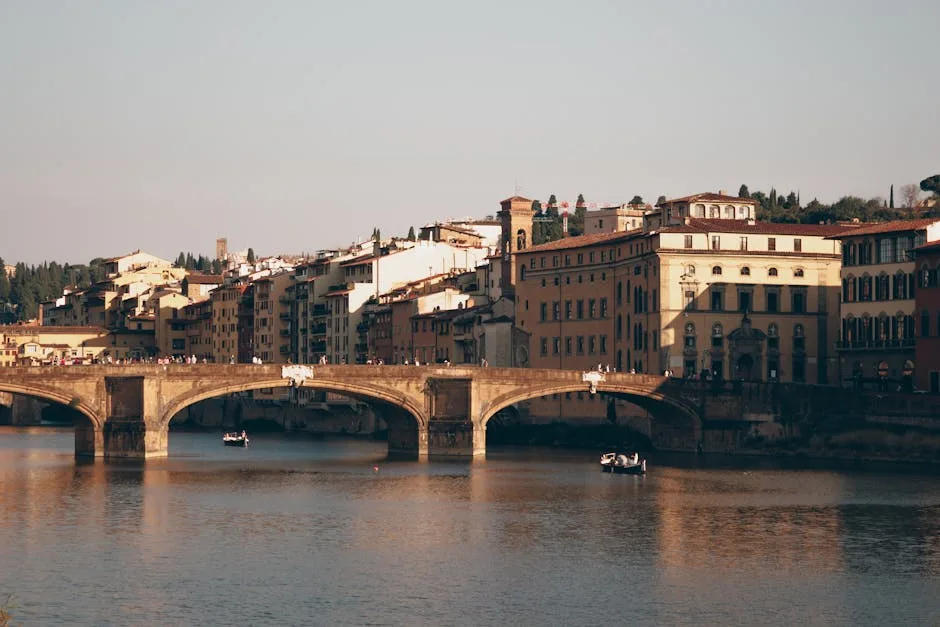 Pont sur l'Arno à Florence, façades colorées et petites barques