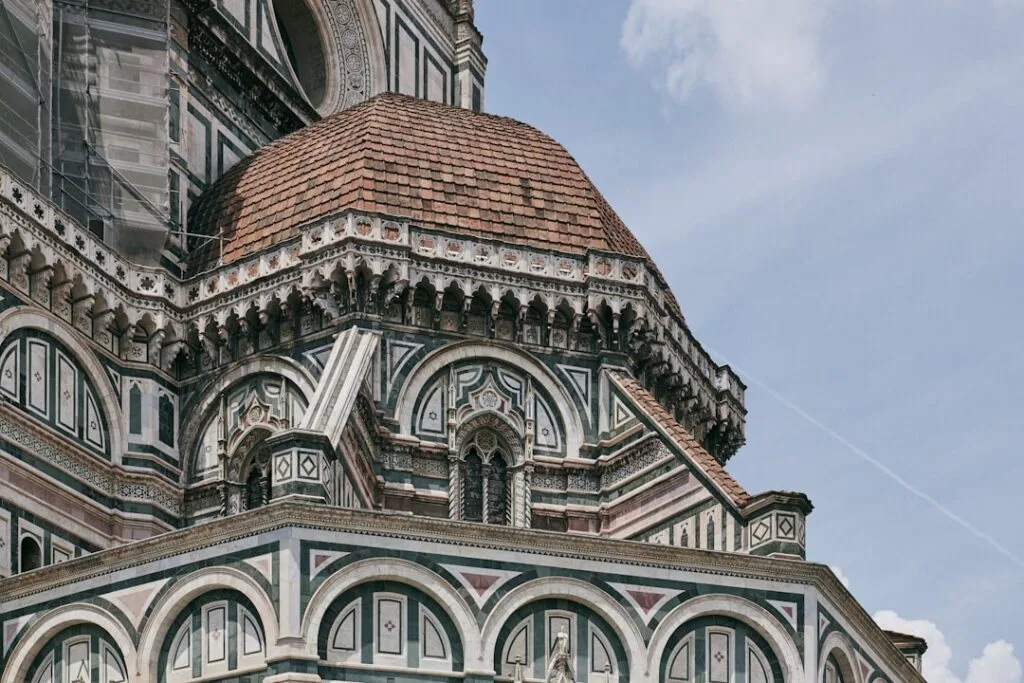 Detail der Fassade des Doms von Florenz mit bunten Marmorplatten