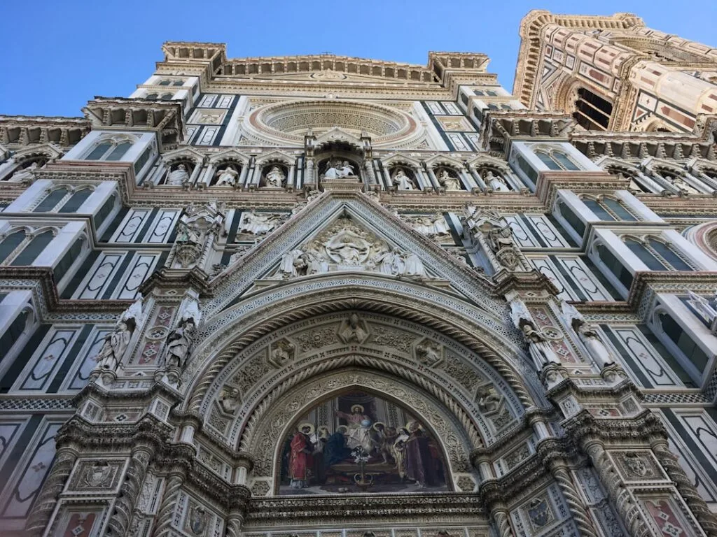 Façade ornée du Duomo de Florence vue en contre-plongée