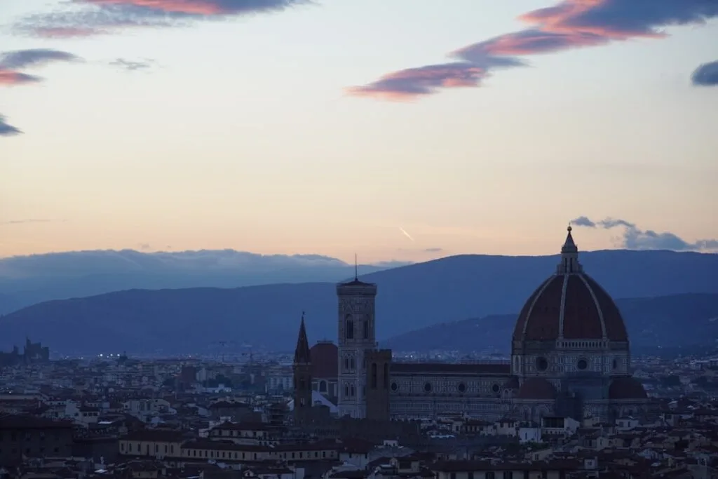 Panoramablick auf den Duomo von Florenz beim Sonnenaufgang vom Hügel