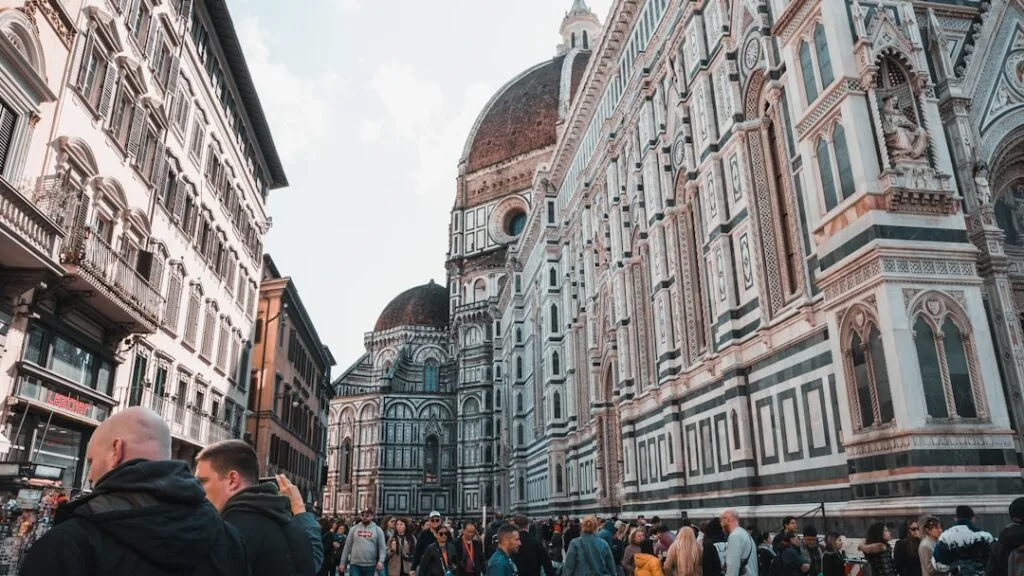 Façade du Duomo de Florence entourée de foule touristique dans la rue