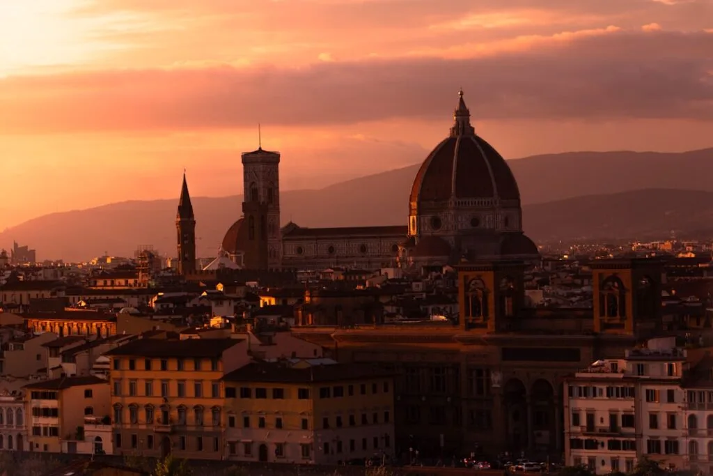 Panoramablick über Florenz mit dem Dom bei goldenem Sonnenuntergang