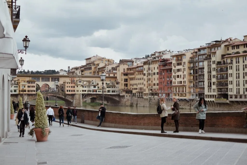 Fußgängerpromenade am Arno mit Blick auf die Ponte Vecchio in Florenz