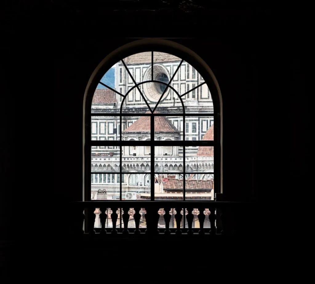 Blick durch großes Bogenfenster auf den Dom von Florenz