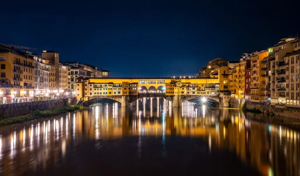 Florenz bei Nacht, Arno mit Brücken-Reflexionen