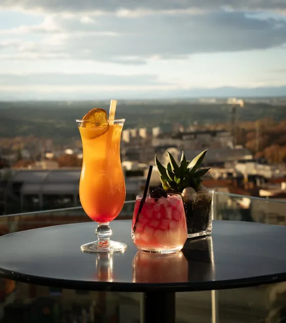 Dachterrassen-Cocktailparty bei Sonnenuntergang mit Blick auf den Arno