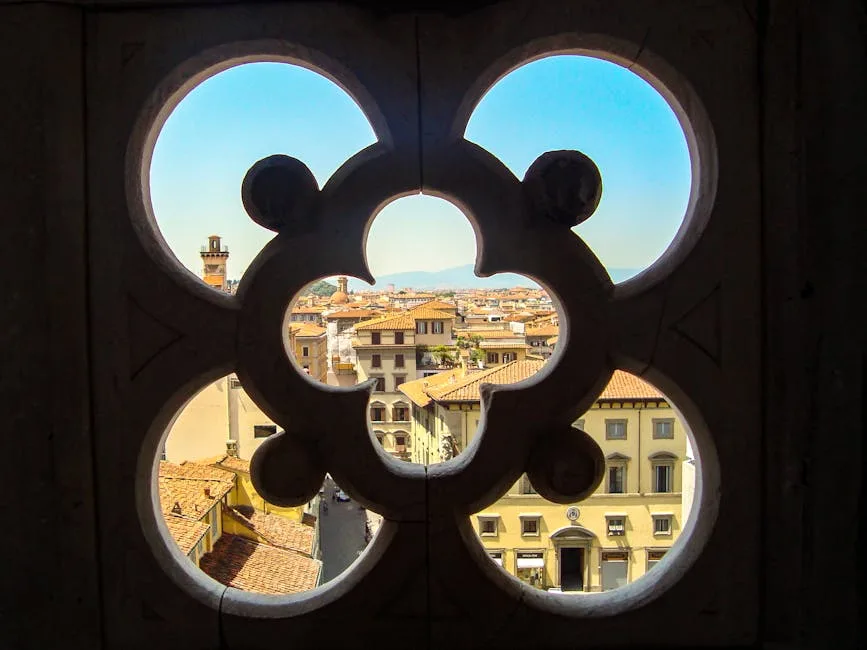 Vue des toits de Florence encadrée par un motif en quatre-feuilles