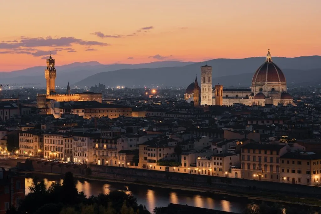 Panorama de Florence au crépuscule avec le Duomo et l'Arno