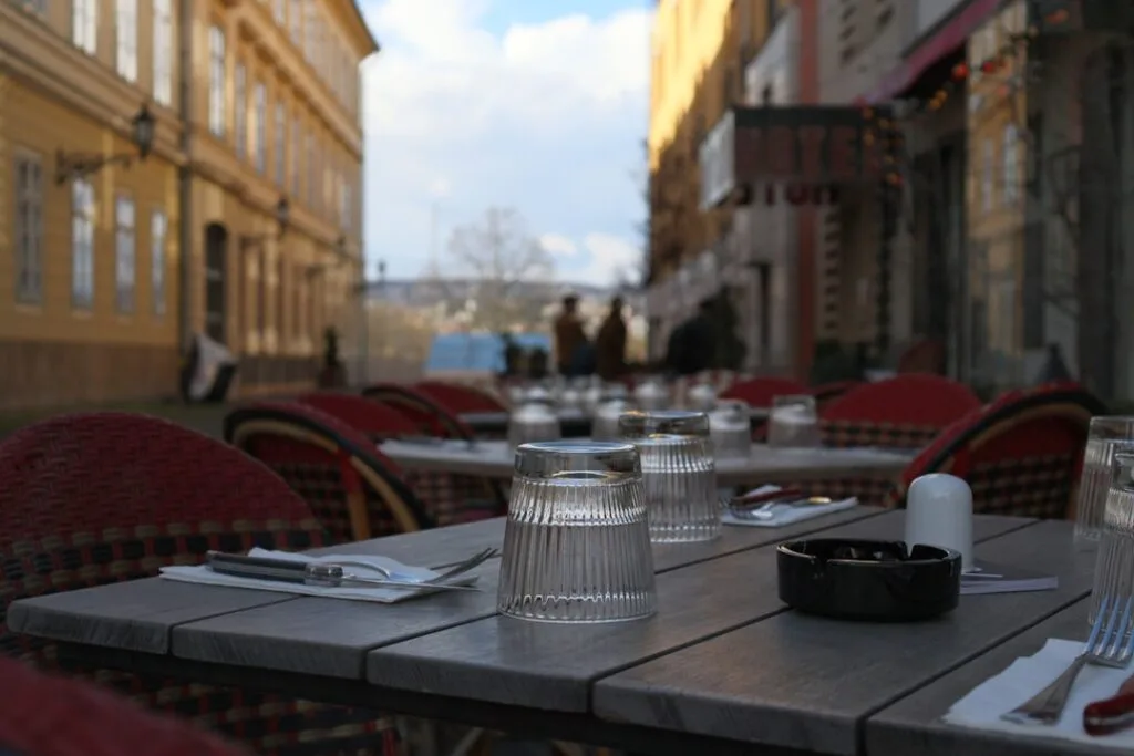 Terrassentische mit umgestürzten Gläsern und Besteck, Florenz