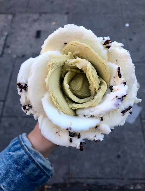 Hand hält blumenförmiges Gelato mit Pistazie und Schokolade in Florenz