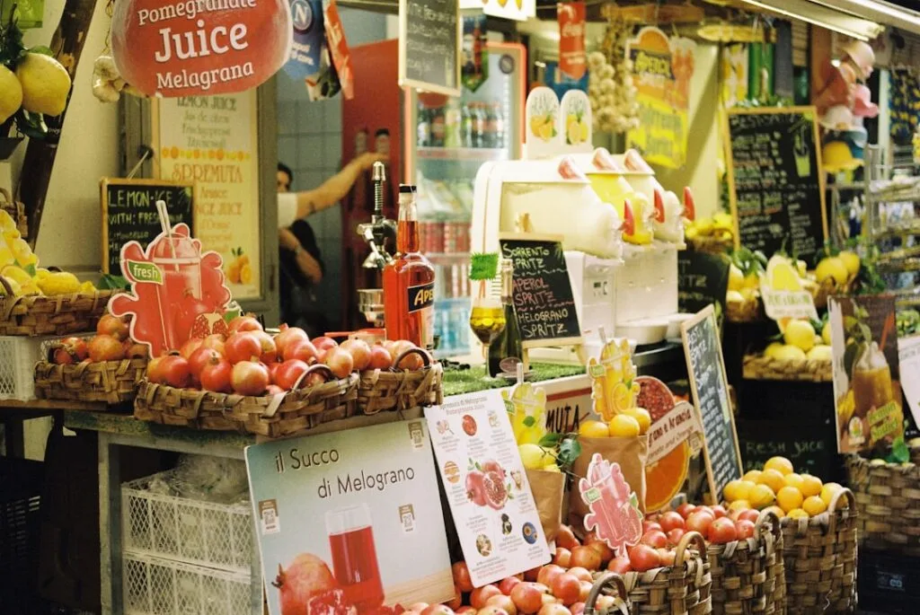 Stand mit Granatäpfeln und Saftautomaten auf Florentiner Markt