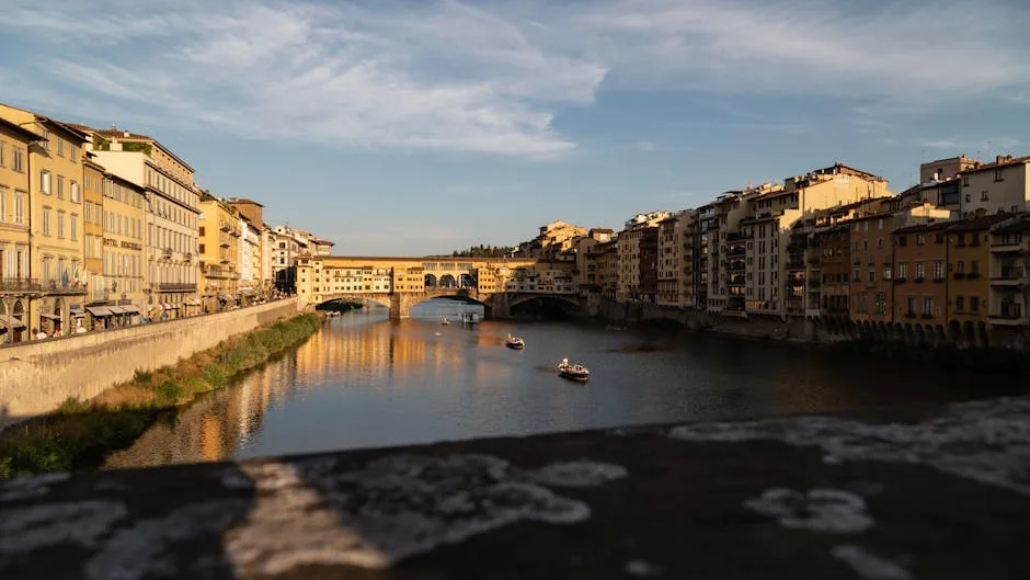 Ponte Vecchio et rives de l'Arno baignées de lumière dorée à Florence