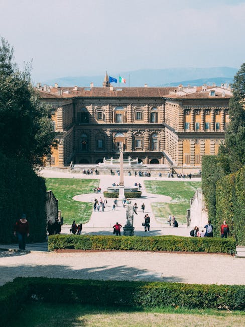 Vue depuis les jardins Boboli sur le palais Pitti et l'obélisque à Florence