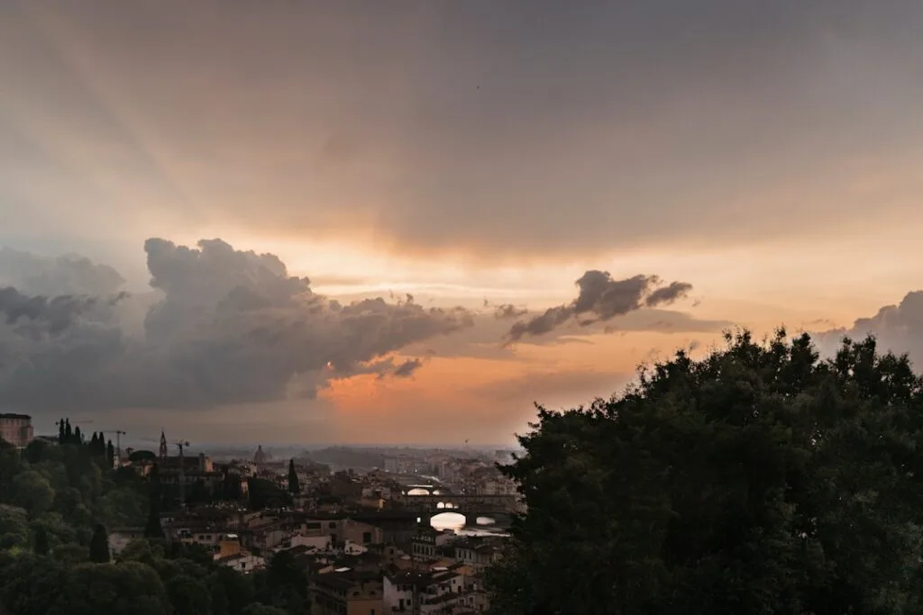 Panorama von Florenz bei Sonnenuntergang mit Arno und mehreren Brücken.