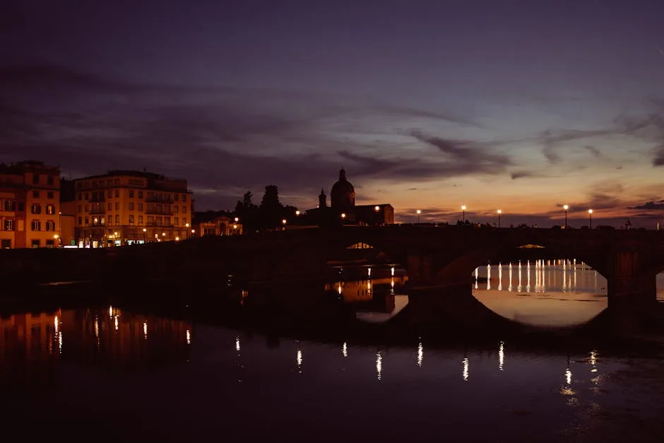Pont éclairé et reflets sur l'Arno à Florence au crépuscule