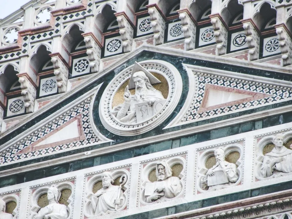 Fassadendetail der Basilica di Santa Croce in Florenz mit steinernen Skulpturen