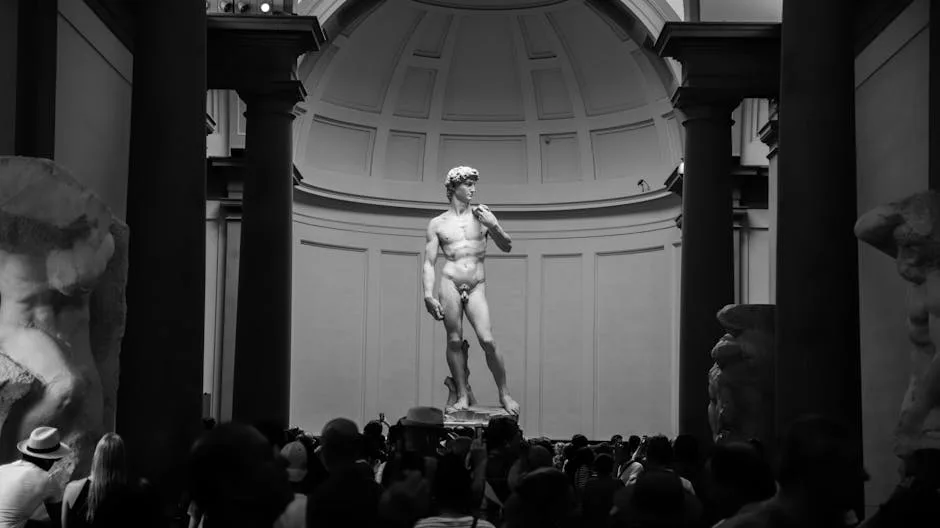 David-Statue in der Galleria dell'Accademia in Florenz, umgeben von Besuchern