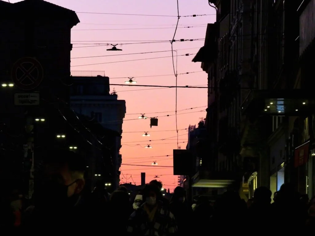 Silhouetten von Menschen und Stromleitungen bei Dämmerung in Florenz