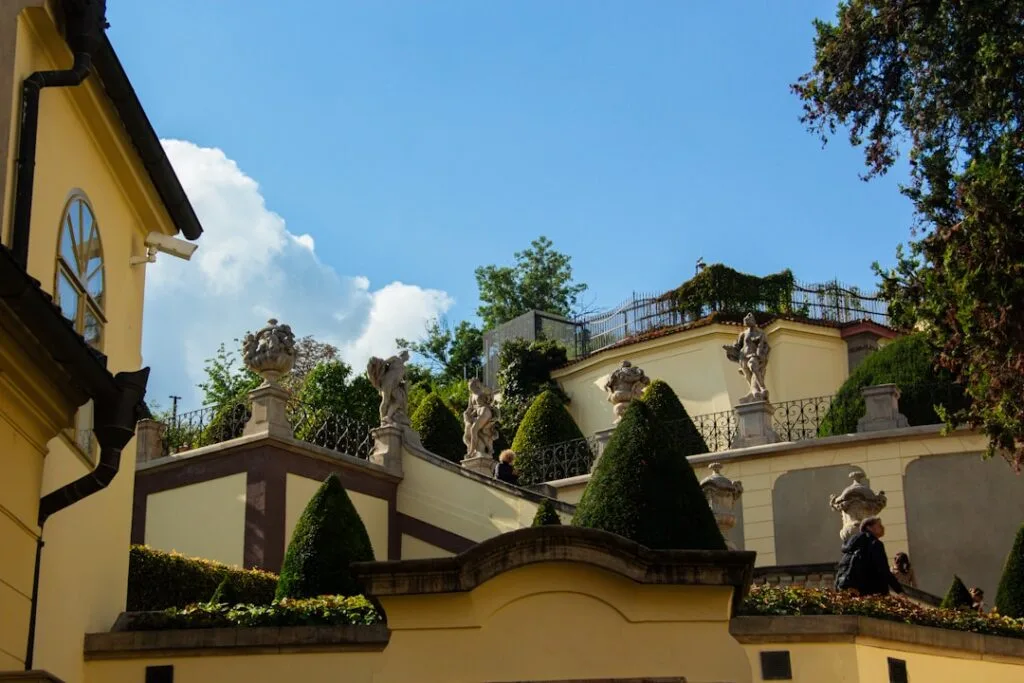 Statuen und gestufte Terrassen im Bardini-Garten von Florenz