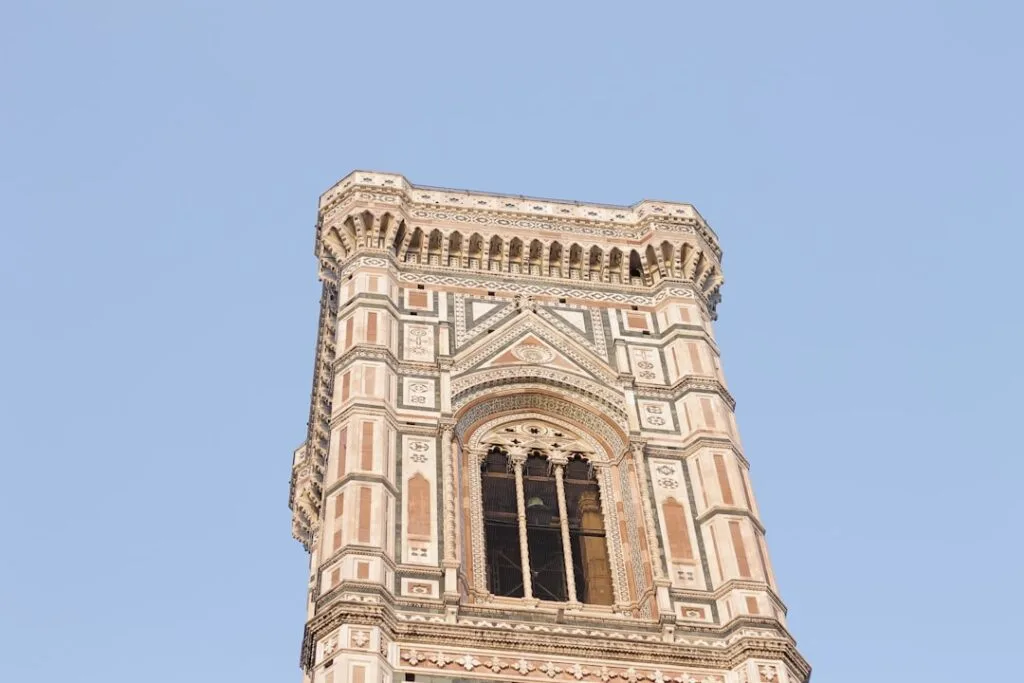 Blick auf Giottos Campanile mit bunter Marmorverzierung in Florenz