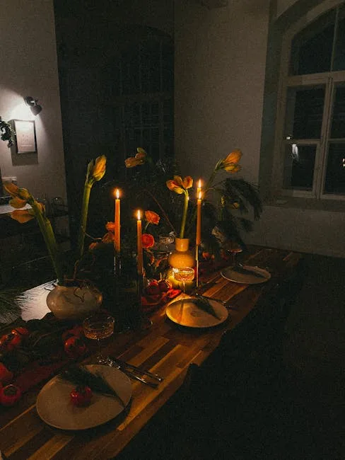 Innenraum der La Ménagère mit floralem Dekor und kerzengedecktem Tisch