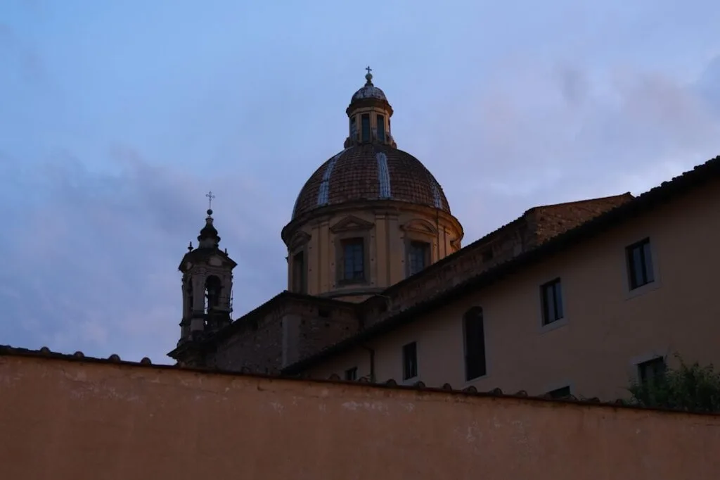 Kuppel und Glockenturm der Medici-Kapellen in Florenz bei Dämmerung